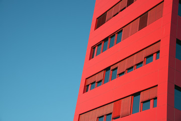 Knallrotes B&uuml;rogeb&auml;ude