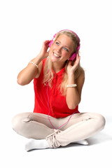 Frau im Schneidersitz hört Musik