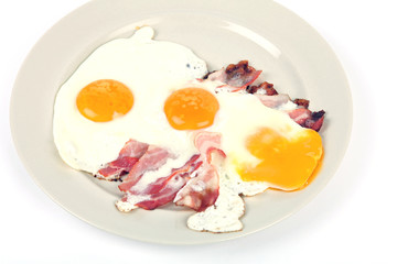 Spiegelei mit Speck auf Teller