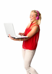 Frau mit Laptop und Kopfhörer