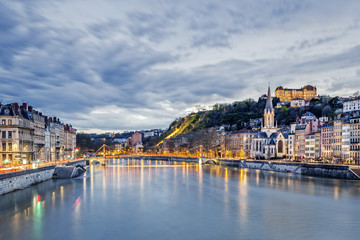 Fototapeta na wymiar Saone rzeki w mieście w godzinach wieczornych Lyon