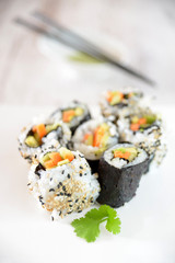 Sushi mit Obst und Gemüse