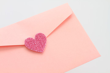 ラブレター　ピンクの封筒とハート