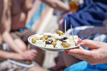 Apéritif olives feta en été