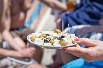 Photo sur Plexiglas Entrée Apéritif olives feta en été