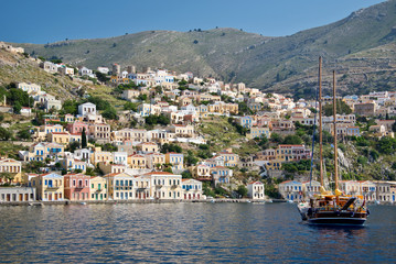 Vue du port et du village grec de Symi, île du Dodécanèse, Grèce