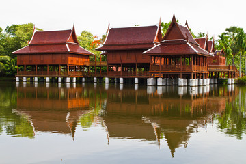 Naklejka premium Thai style house and reflection in the water