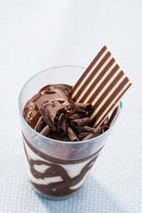 Semifreddo con cioccolato fondente e cioccolato bianco