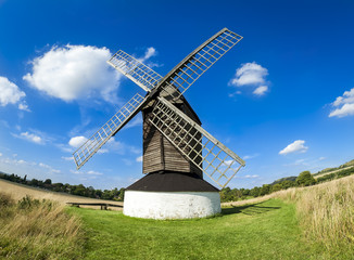 Fototapeta na wymiar pitstone windmill countryside hertfordshire
