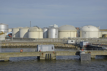 Tanks in einem Hafen