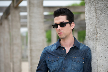 Obraz premium Portrait of a handsome man outdoors with sunglasses