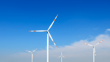 Windkraftwerk vor blauem Himmel