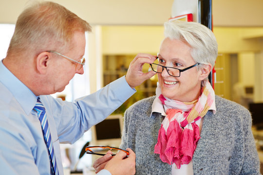 Augenoptiker bei Beratung