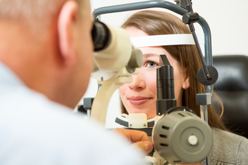 Fototapeta na wymiar Untersuchung bei Augenarzt mit Spaltlampe