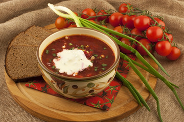 soup borscht witn sour cream and rye bread