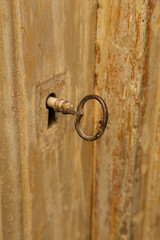 serrure ancienne sur porte de bois