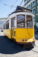Fototapeta na wymiar alte Straßenbahn in Portugal