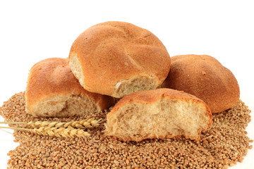 Raw Wheat Kernels, Wheatears and Whole Wheat Buns