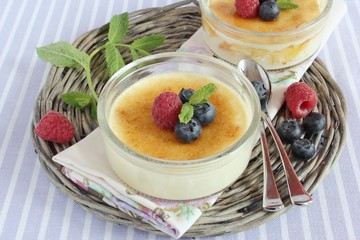 Creme brulee with berrys