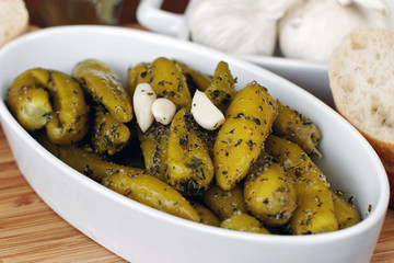 Peperoni in Knoblauch eingelegt