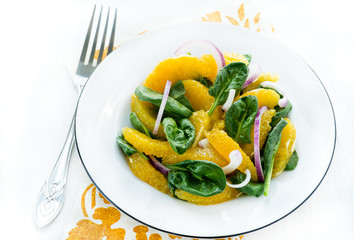Spinach salad with oranges and onion