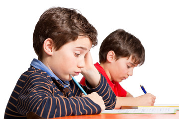Schüler / Junge bei Schulaufgabe überfordert