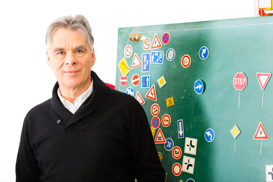 Fahrlehrer in seiner Klasse