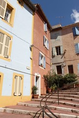 Fototapeta na wymiar Ulica w starej klatce schodowej Aubagne en Provence