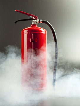 Feuerl&ouml;scher im Rauch