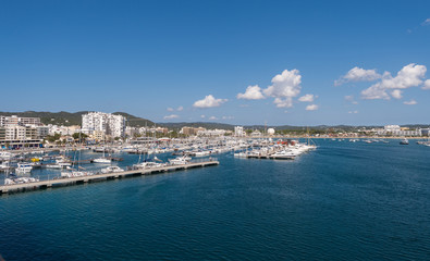 Naklejka na ściany i meble Miasto i port w San Antonio na Ibizie - Ibiza. Hiszpania, Baleary