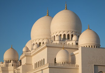 Fototapeta na wymiar White Marble Domes of Abu Dhabi Sheikh Zayed Mosque
