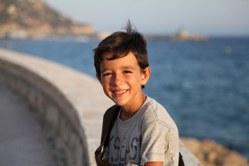 Niño junto al mar