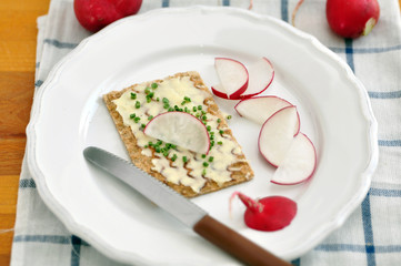 Knäckebrot mit Frischkäse und Radieschen