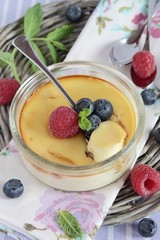 Creme brulee with berrys