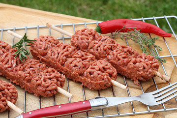 brochettes de viande hachée