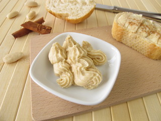 Zimt-Mandel-Butter