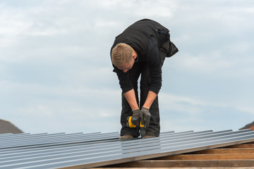 Dachdecker bei der Montage 1754