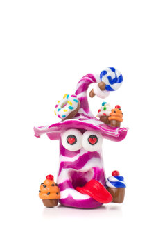 Handgemachte Knetfigur mit Süßigkeiten