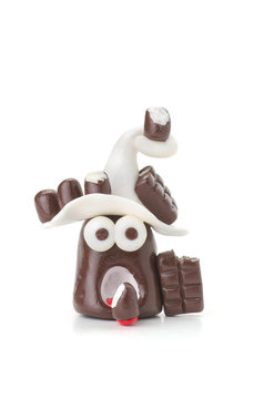 Handgemachte Knetfigur mit Schokolade