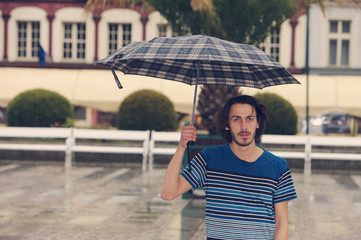 Mann mit dem Regenschirm