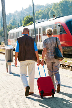 Älteres Senioren Paar am Bahnhof