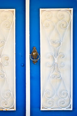 Porte bleue et blanche dans un village grec