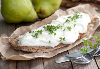 Bread with white cheese