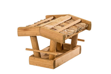 Vogelhaus aus Holz auf weissen Hintergrund