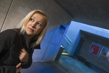 Frau im Tunnel hat Angst