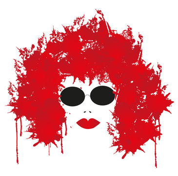volto di donna con occhiali da sole e macchie di colore rosso