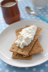 Crisp bread with cottage cheese