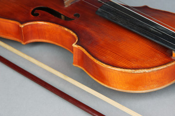 Obraz premium Classical violin on grey background