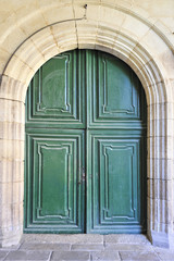 Fototapeta na wymiar Large and stately wooden doors