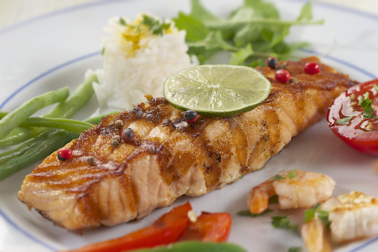 Pav&eacute; de saumon grill&eacute; & Garniture